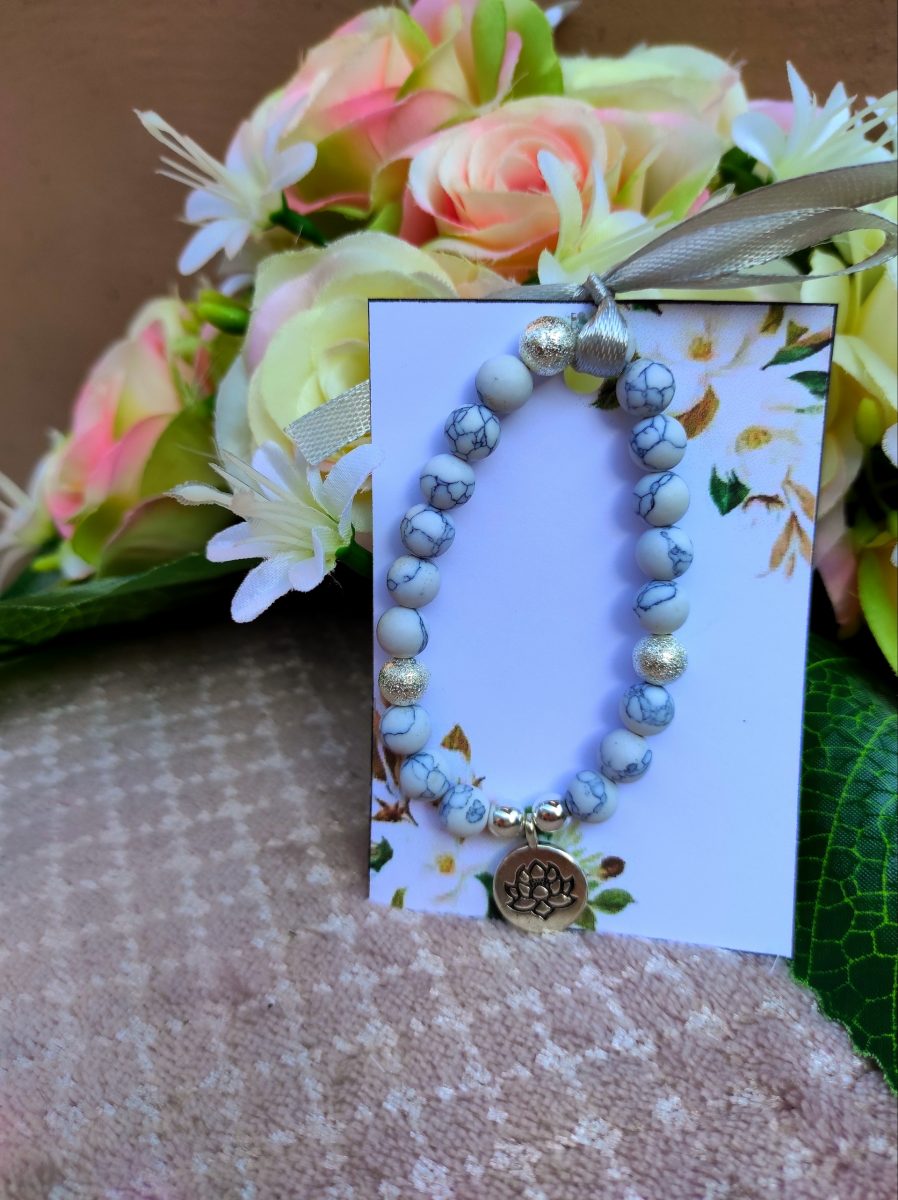 Lótusz medálos fehér ásvány karkötő